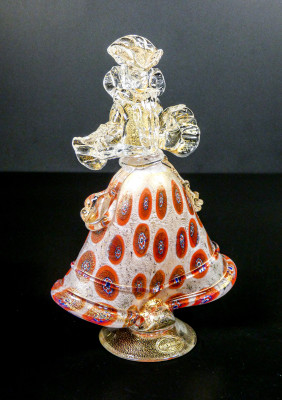 Coppia di figure goldoniane Cavaliere e Dama in vetro soffiato policromo di Murano. Italia