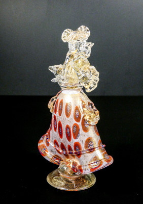 Coppia di figure goldoniane Cavaliere e Dama in vetro soffiato policromo di Murano. Italia