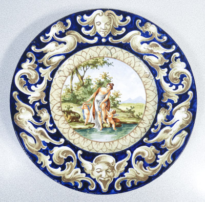 Coppia di piatti in ceramica dipinta a mano con scene classiche e grottesche, stile Deruta. Italia