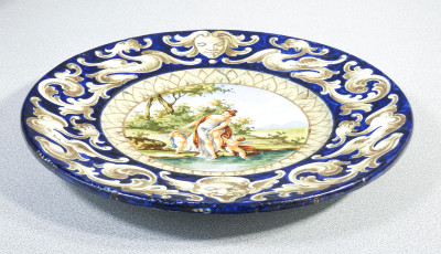 Coppia di piatti in ceramica dipinta a mano con scene classiche e grottesche, stile Deruta. Italia