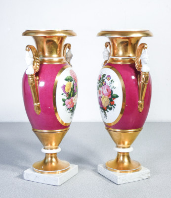 Coppia di vasi ad anfora stile Impero, in ceramica dipinta a mano e dorata. Francia, Secondo Ottocento