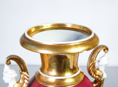 Coppia di vasi ad anfora stile Impero, in ceramica dipinta a mano e dorata. Francia, Secondo Ottocento