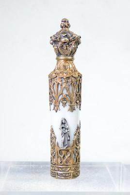 Fiala porta profumo in argento vermeil finemente lavorato in stile neogotico e vetro opalino. Primo Ottocento
