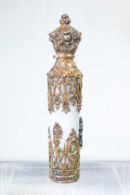 Fiala porta profumo in argento vermeil finemente lavorato in stile neogotico e vetro opalino. Primo Ottocento