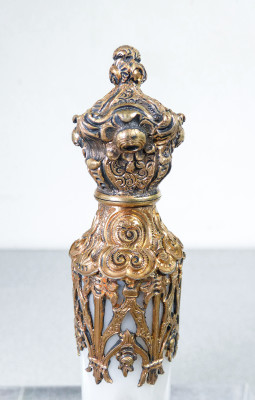 Fiala porta profumo in argento vermeil finemente lavorato in stile neogotico e vetro opalino. Primo Ottocento