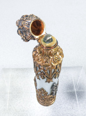 Fiala porta profumo in argento vermeil finemente lavorato in stile neogotico e vetro opalino. Primo Ottocento