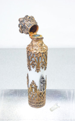 Fiala porta profumo in argento vermeil finemente lavorato in stile neogotico e vetro opalino. Primo Ottocento