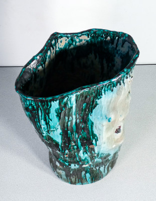 Grande vaso portaombrelli in maiolica e smalto policromo, firmato sul fondo. Italia, Novecento