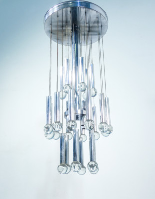Lampadario, design Gaetano SCIOLARI, in metallo cromato e vetro. Italia, Anni 60