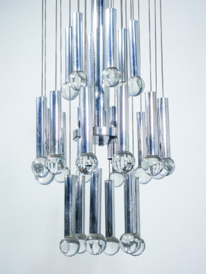 Lampadario, design Gaetano SCIOLARI, in metallo cromato e vetro. Italia, Anni 60