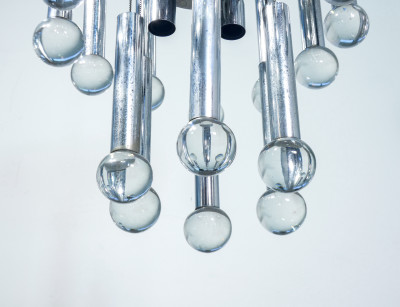 Lampadario, design Gaetano SCIOLARI, in metallo cromato e vetro. Italia, Anni 60