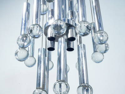 Lampadario, design Gaetano SCIOLARI, in metallo cromato e vetro. Italia, Anni 60