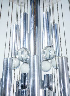 Lampadario, design Gaetano SCIOLARI, in metallo cromato e vetro. Italia, Anni 60