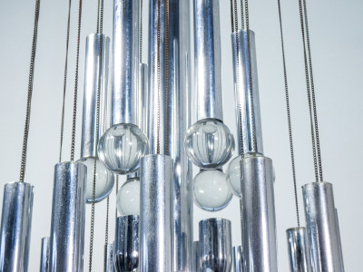 Lampadario, design Gaetano SCIOLARI, in metallo cromato e vetro. Italia, Anni 60