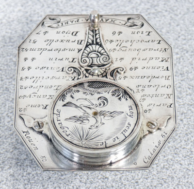 Meridiana tascabile con bussola in argento finemente lavorato. Thomas HAYE. Custodia originale. Parigi, 1690-1720