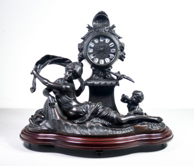 Orologio parigina, da tavolo, stile Luigi XV, movimento meccanico a doppia carica FHS. Scultura firmata F. Moreau. Italia/Germania, Novecento