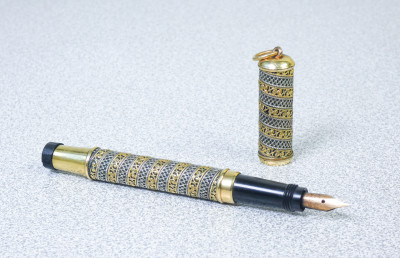 Penna stilografica con pennino rientrante KOSCA, laminatura bicolore in oro 18 kr. Milano, Anni 20