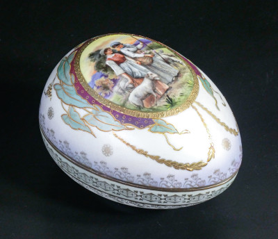 Scatolina a forma di uovo in ceramica di SEVRES dipinta a mano. Francia, Metà Novecento