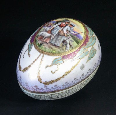 Scatolina a forma di uovo in ceramica di SEVRES dipinta a mano. Francia, Metà Novecento