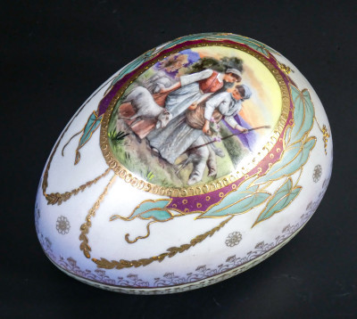 Scatolina a forma di uovo in ceramica di SEVRES dipinta a mano. Francia, Metà Novecento