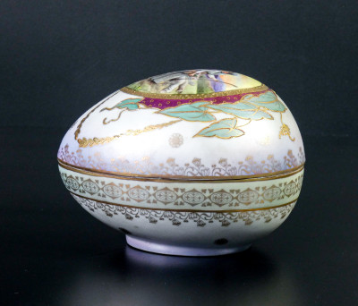 Scatolina a forma di uovo in ceramica di SEVRES dipinta a mano. Francia, Metà Novecento