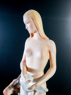 Scultura in ceramica dipinta a mano, firmata LE BERTETTI raffigurante una donna Nuda con Cavallino. Torino, Anni 30 