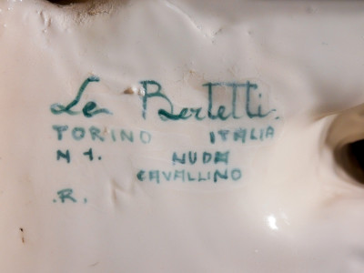 Scultura in ceramica dipinta a mano, firmata LE BERTETTI raffigurante una donna Nuda con Cavallino. Torino, Anni 30 