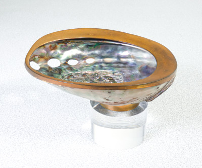 Coppia di sculture, svuotatasche di design ricavate da un paio di abaloni. Italia