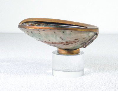 Coppia di sculture, svuotatasche di design ricavate da un paio di abaloni. Italia