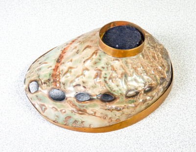 Coppia di sculture, svuotatasche di design ricavate da un paio di abaloni. Italia