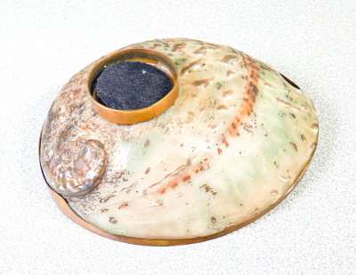 Coppia di sculture, svuotatasche di design ricavate da un paio di abaloni. Italia