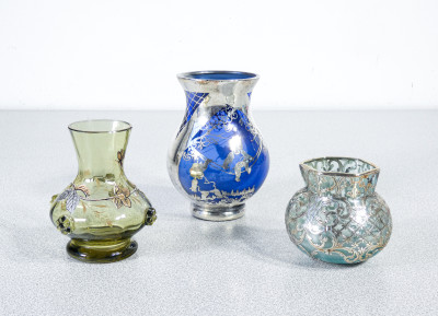 Set di tre vasetti in vetro soffiato, due decorati in foglia d