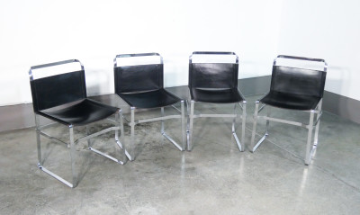 Set di quattro sedie, design italiano, in metallo cromato e pelle nera. Italia, Anni 70