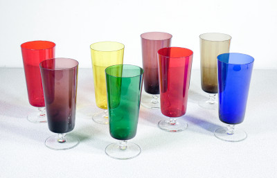 Set di otto bicchieri in vetro soffiato policromo di Murano. Italia