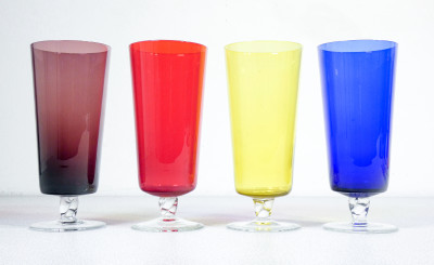 Set di otto bicchieri in vetro soffiato policromo di Murano. Italia