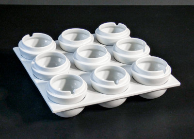 Set di nove portaceneri su vassoio, in ceramica. Design Ambrogio POZZI per Ceramica Franco Pozzi. Gallarate Italia, Anni 70
