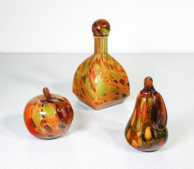 Set composto da bottiglia e coppia di sculture in vetro soffiato policromo, firmato DE WAN. Anni 90