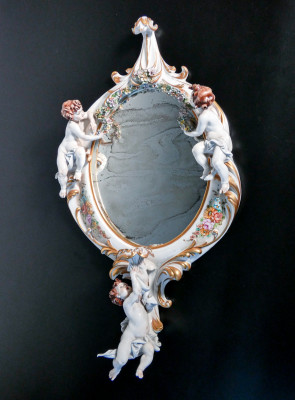 Specchierina in porcellana con putti e motivi floreali. Giuseppe CAPPÉ. Italia, Novecento
