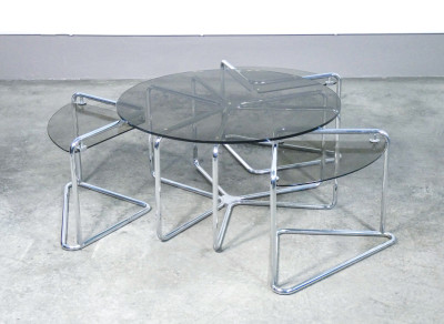 Tavolino da caffé con tre tavolini accoppiati, design italiano. Metallo cromato e piano in vetro fumé. Italia, Anni 70