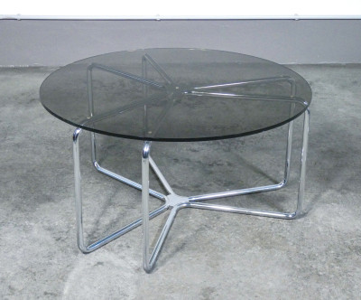 Tavolino da caffé con tre tavolini accoppiati, design italiano. Metallo cromato e piano in vetro fumé. Italia, Anni 70