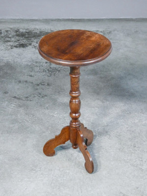 Tavolino di servizio gueridon in legno massello di noce. Italia, Ottocento