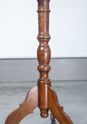 Tavolino di servizio gueridon in legno massello di noce. Italia, Ottocento