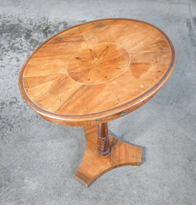 Tavolino di servizio gueridon in legno intarsiato e lastronato in noce e radica. Italia, Ottocento