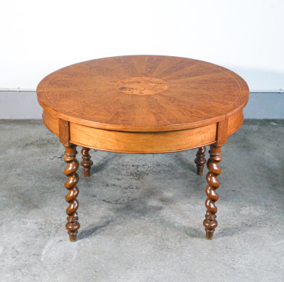 Tavolo Carlo X rotondo in legno di noce lastronato e intarsiato, con gambe tortili. Ottocento
