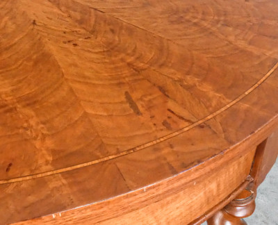 Tavolo Carlo X rotondo in legno di noce lastronato e intarsiato, con gambe tortili. Ottocento