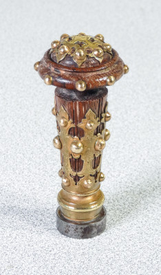 Timbro per sigilli in ceralacca, con stemma nobiliare, in legno e bronzo. Italia, Seicento