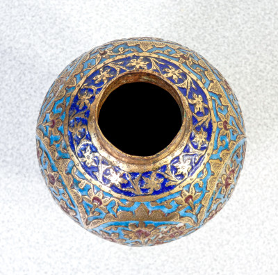 Vasetto mediorientale in stile persiano, in bronzo e smalto policromo. Primo Novecento