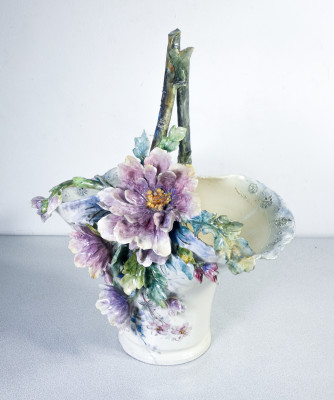 Vaso cachepot, cestino in ceramica barbotine, decorata con fiori e foglie. Francia
