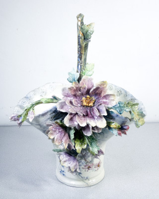 Vaso cachepot, cestino in ceramica barbotine, decorata con fiori e foglie. Francia