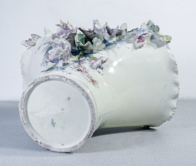 Vaso cachepot, cestino in ceramica barbotine, decorata con fiori e foglie. Francia